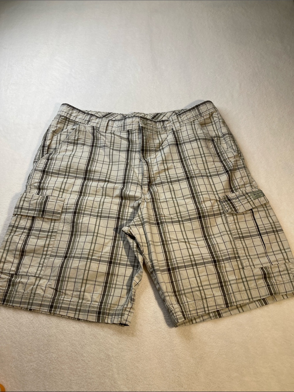 WRANGLER HERO SIZE 38 Men's Plaid Cargo Shorts - Beige/Black